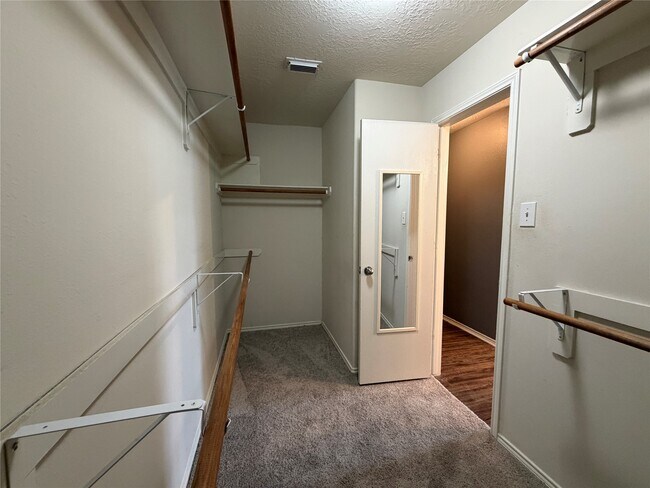 Building Photo - 9510 Barr Spring Dr