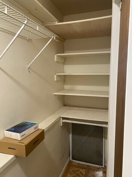 Building Photo - 28 Brook St