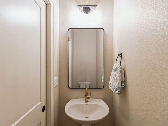 Building Photo - 2105 Lacey Dr