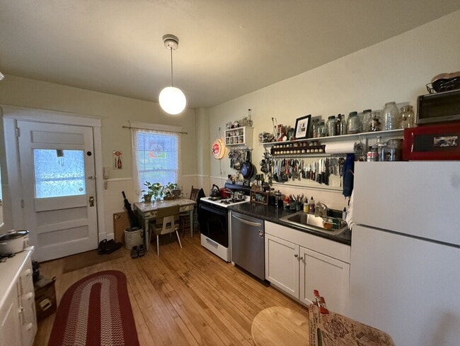 Building Photo - Private Second Floor one bedroom flat in Historic Lowry Hill - Walking distance to transit and la...