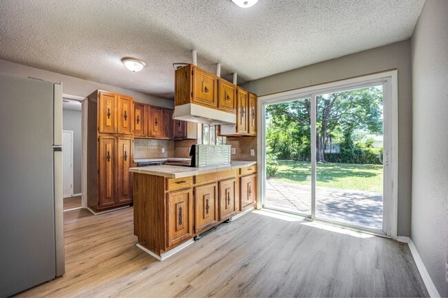 Building Photo - ***Free Month Rent, Low Deposit*** Freshly Updated 3 Bedroom House