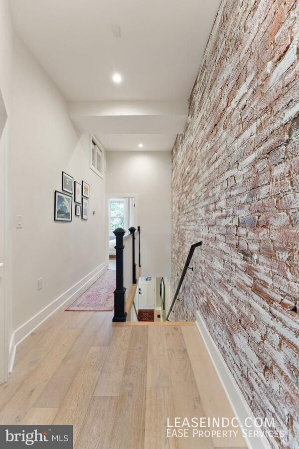 Building Photo - 121 15th St SE