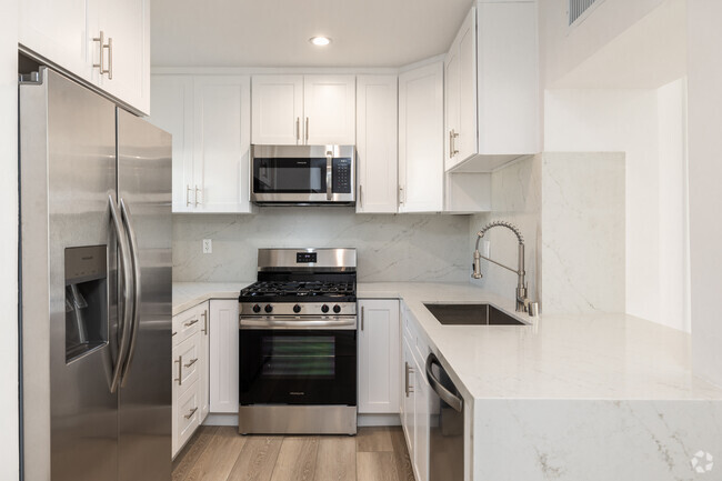 2BR, 2BA - 1,000SF - Kitchen - 11675 Darlington Place