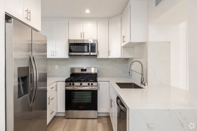 2BR, 2BA - 1,000SF - Kitchen - Darlington Place