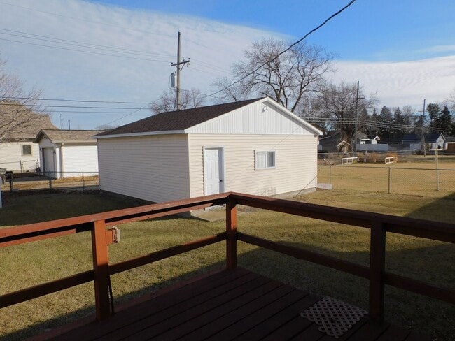 Building Photo - 3 Bedrooms, 2 baths, near schools and shopping