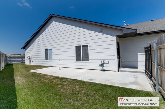 Building Photo - 604 E Martens Ct