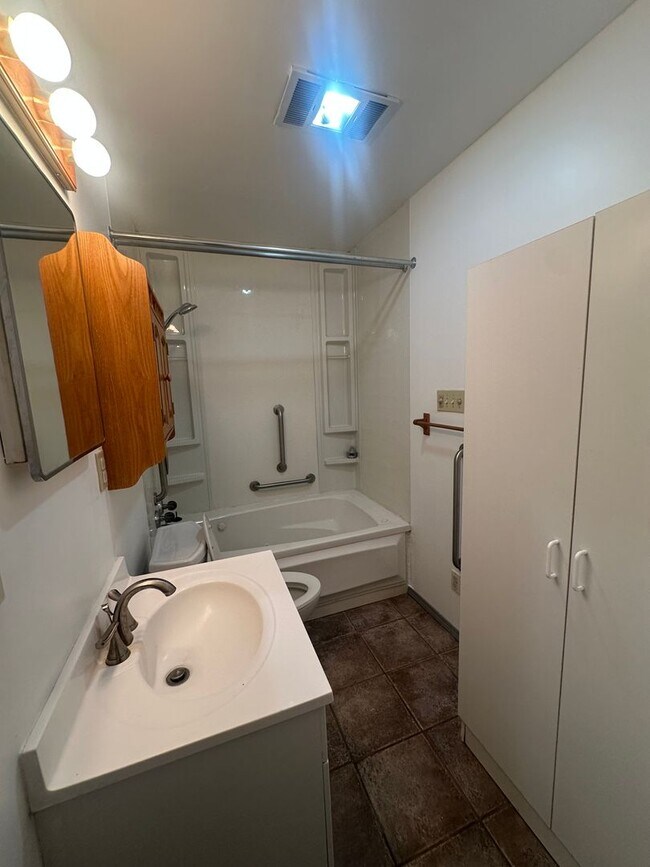 Building Photo - Welcome to this charming 3-bedroom, 2-bathroom home located in Albuquerque, NM
