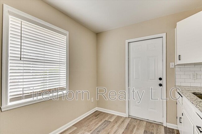 Building Photo - 810 Royalette Ave