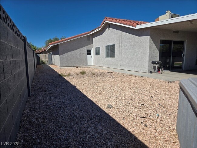 Building Photo - 1405 Termas