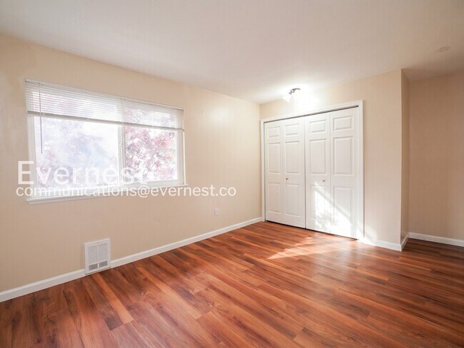 Building Photo - 2 Bed, 1.5 Bath Condo with Off-Street Parking / Available Now!