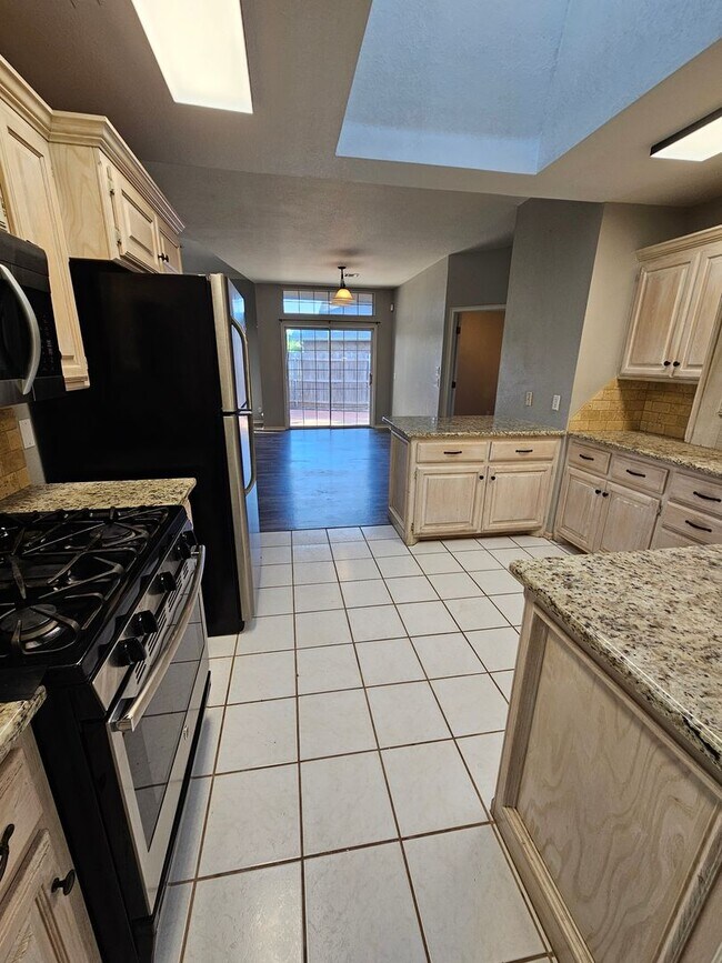 Building Photo - (3) Bed/(2) Bath Avail NOW! Storm Shelter!