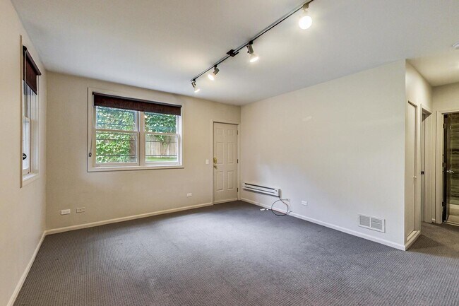 Building Photo - 2233 W Medill Ave