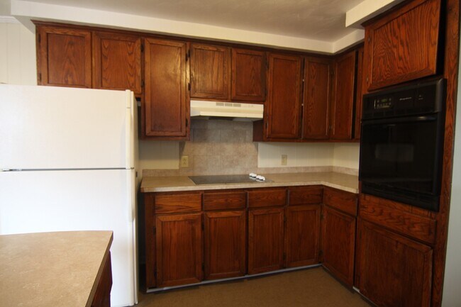 Building Photo - 3 Bedroom Home For Rent Near Downtown Clar...