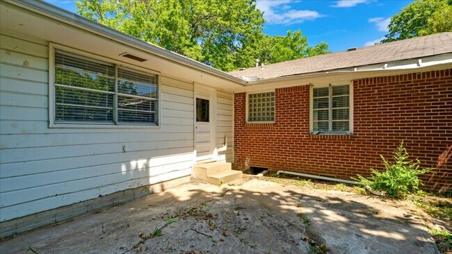 Building Photo - Move in special / $800 first moths rent