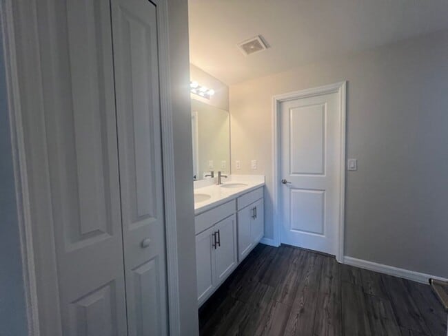 Building Photo - **INQUIRE ABOUT SPECIAL*** 3 bedroom/ 2 bath in NE Cape Coral- Gator CIrcle - Available Now