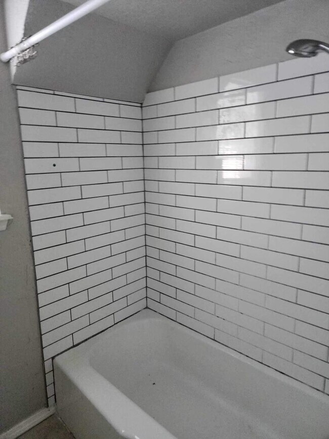 Building Photo - 8417 S Villa Ave