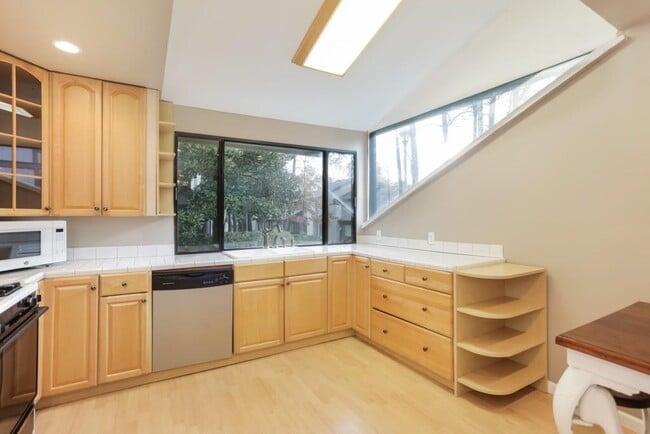 Building Photo - 3087 Balearic Dr SE