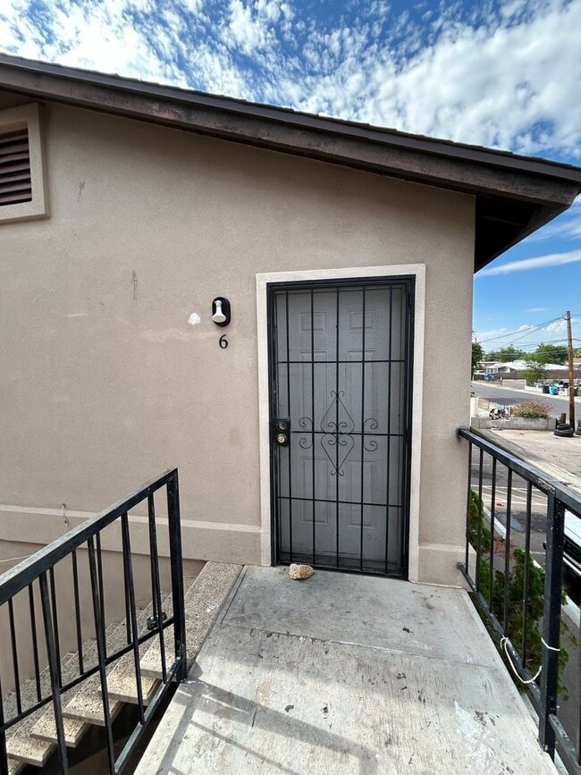 Building Photo - 2 Bedroom 1 Bath Phoenix treasure