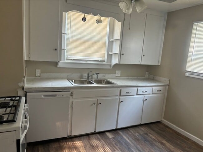 Building Photo - Charming Three Bedroom home close to Lakev...