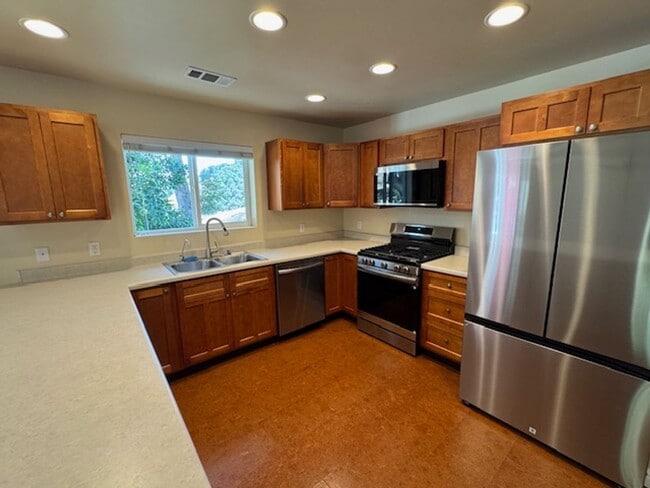 Building Photo - 2 bedroom 2 bath home