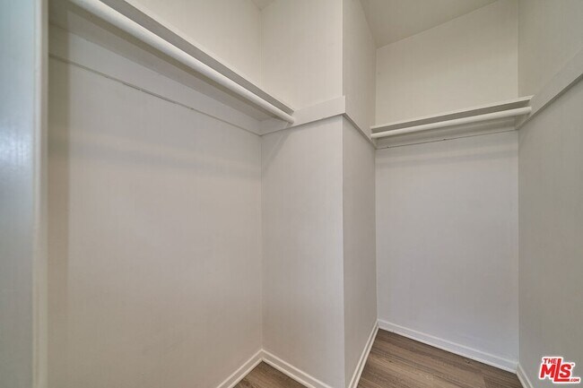 Building Photo - 835 S Norton Ave