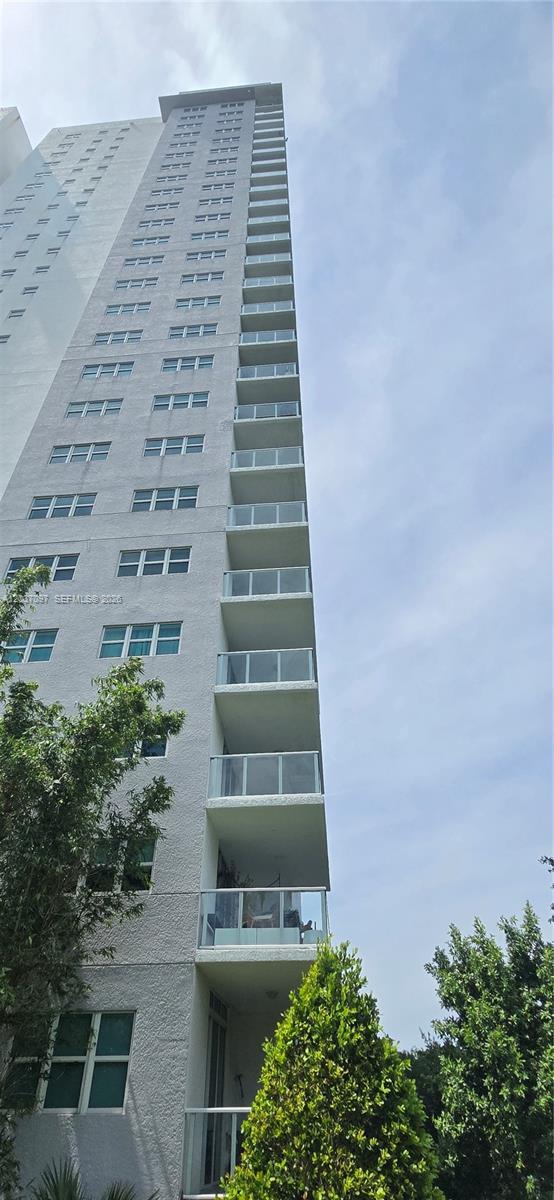 Building Photo - 14951 Royal Oaks Ln