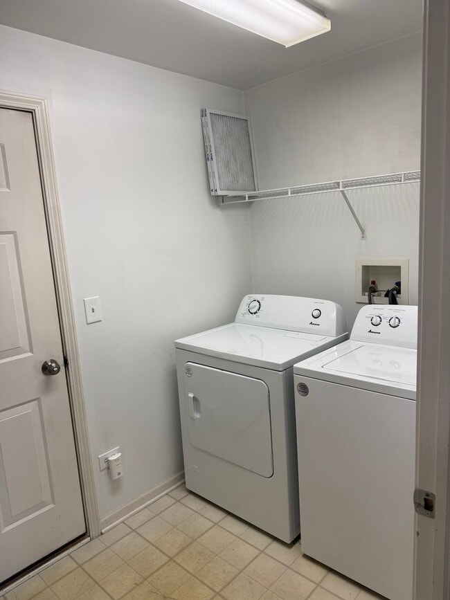 Building Photo - 111 W Chatham Ln