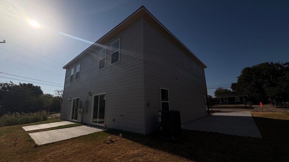 Building Photo - 3329 Eastland St