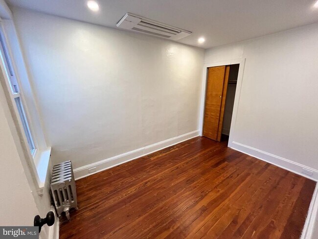 Building Photo - 419 Markle St