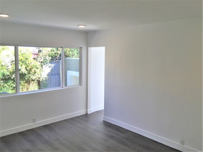 Building Photo - 8538 N W Knoll Dr