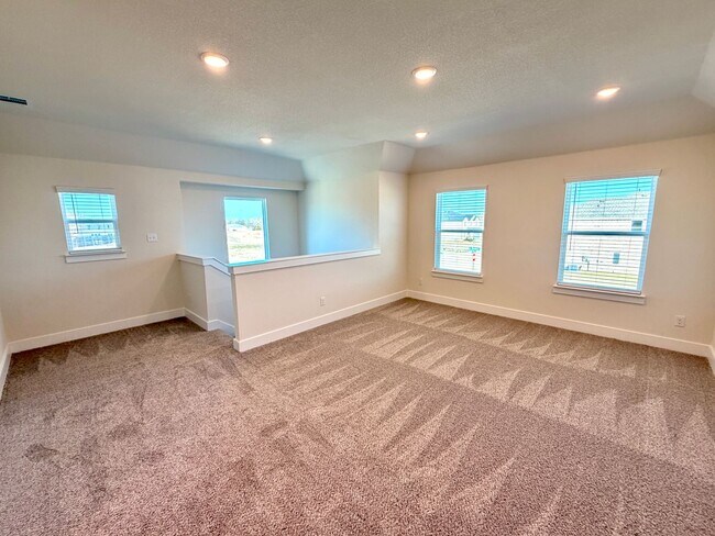 Building Photo - 2900 Woodbrook Dr