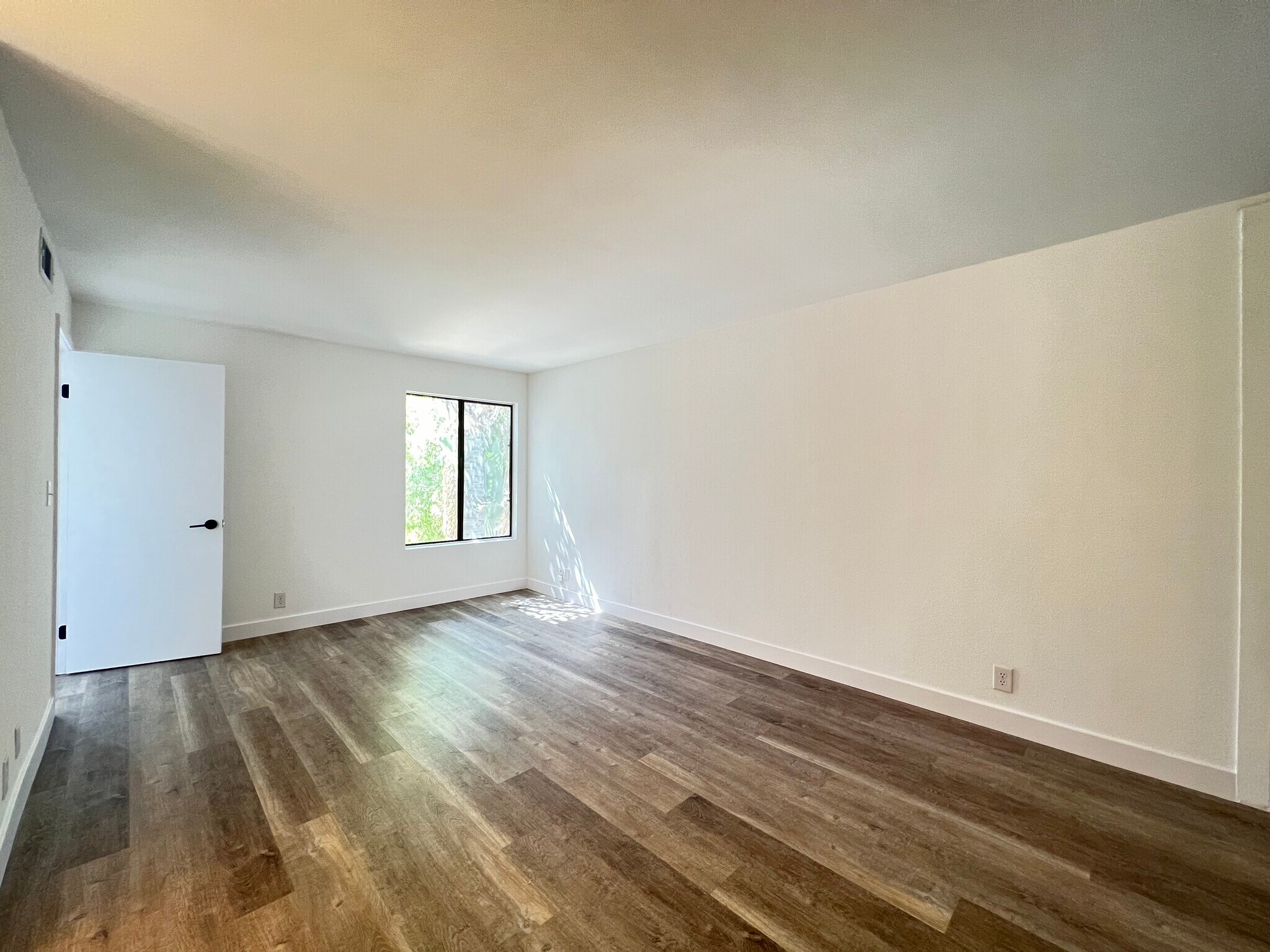 Building Photo - 15511 Sherman Way