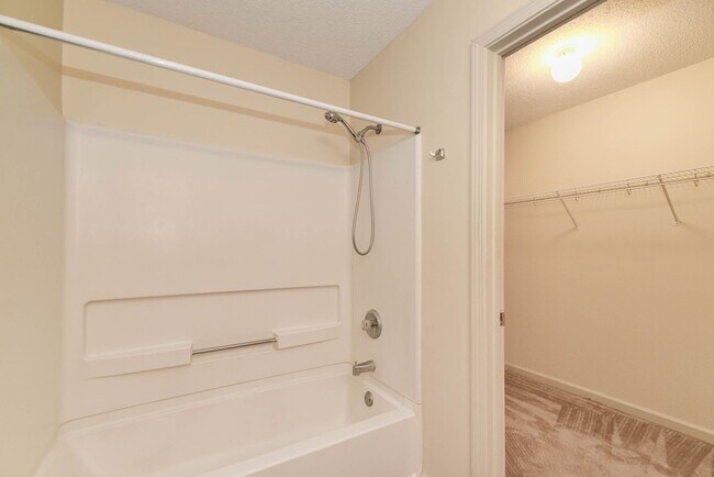 Building Photo - 3 Bedroom, 2 Bath Home with Fully Fenced Yard – Pet Friendly!