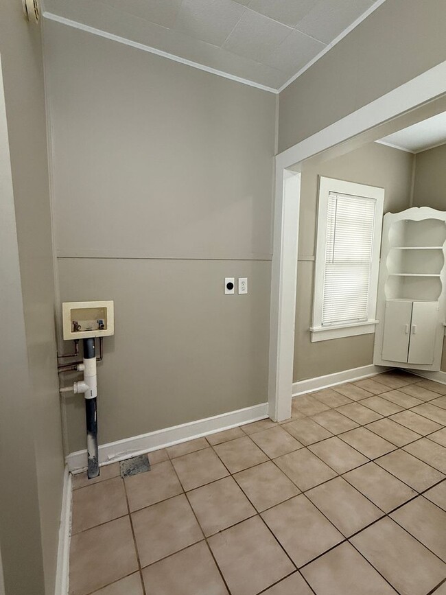 Building Photo - 2 Bedroom 1 bath - Water Included