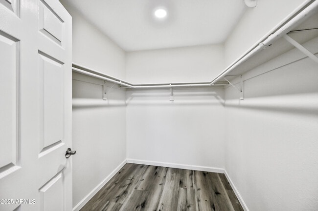 Building Photo - 5606 E Kelton Ln