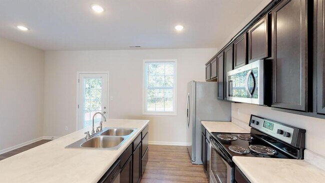 Building Photo - 310 Bogle St