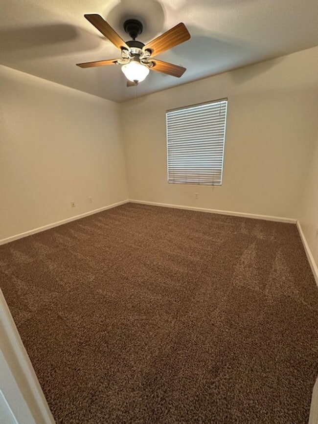 Building Photo - Move in Ready
