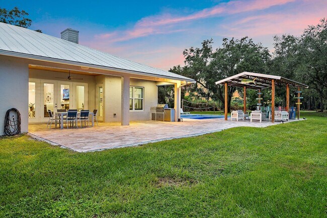 Building Photo - 12955 SW Kanner Hwy