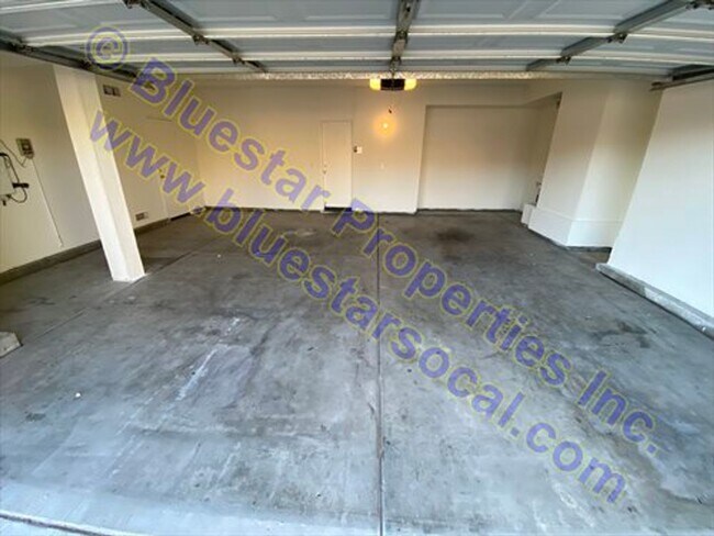 Building Photo - Home in VICTORVILLE! 4bd/2.5ba