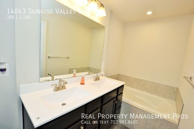 Building Photo - 14043 Sunrise Valley Dr