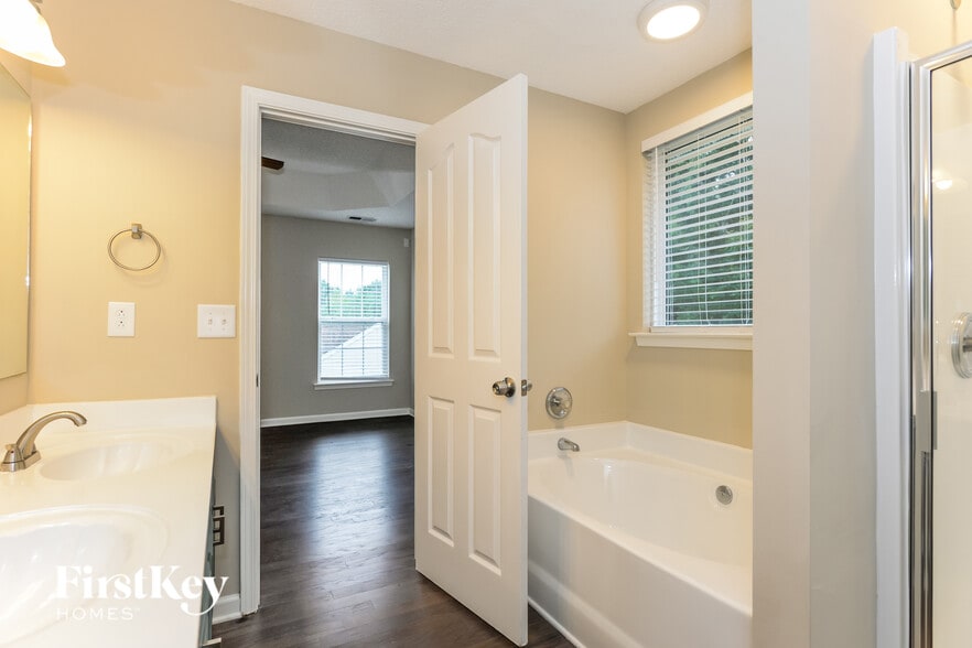 Building Photo - 16226 Greybriar Forest Ln