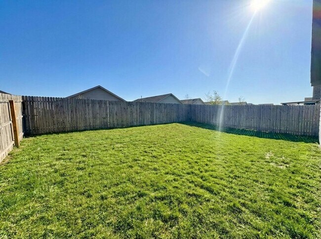 Building Photo - **APPLICATION RECEIVED** *MOVE IN SPECIAL* Charming 3/2 Home with Garage, Fenced Backyard & Commu...