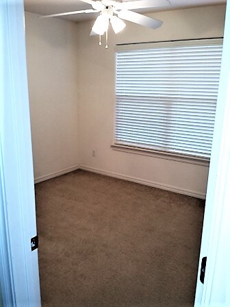 Building Photo - 1806 Knollcrest Cir