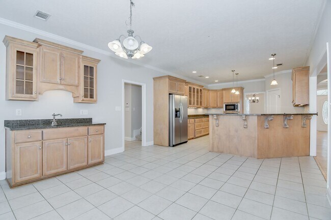 Building Photo - Large House on 3.5 Acres in Harlem