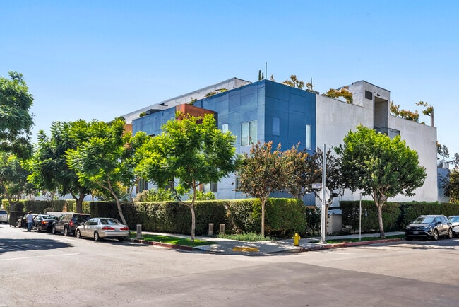 Building Photo - 855 N Croft Ave