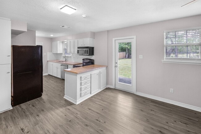 Building Photo - 16766 Lake Cir