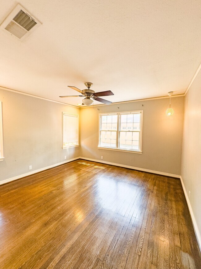 Building Photo - 2222 Carnes St