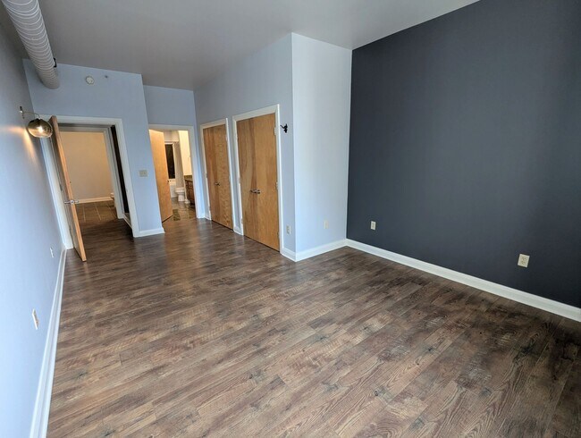 Building Photo - Spacious 1 Bedroom 1.5 Bathroom Downtown Condo