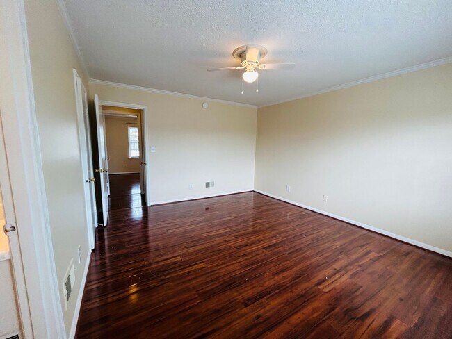 Building Photo - Charming 2 bedroom, 2.5 bathroom townhome in Greensboro w/2 master-suites/community pool