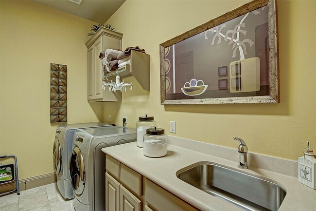 Building Photo - 7 Shearling Ct